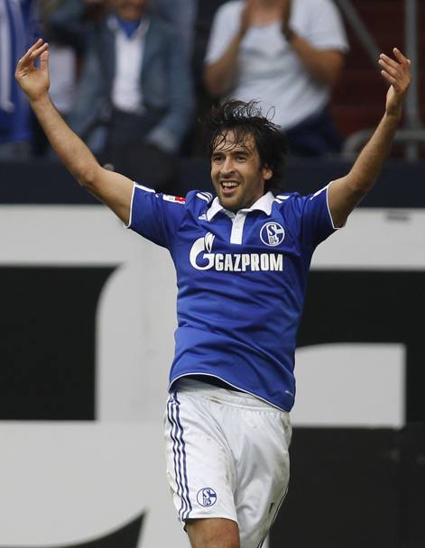 Raul con la maglia dello Schalke 04 nel 2011: ci ha giocato due anni, dopo l&#39;addio al Real. Reuters